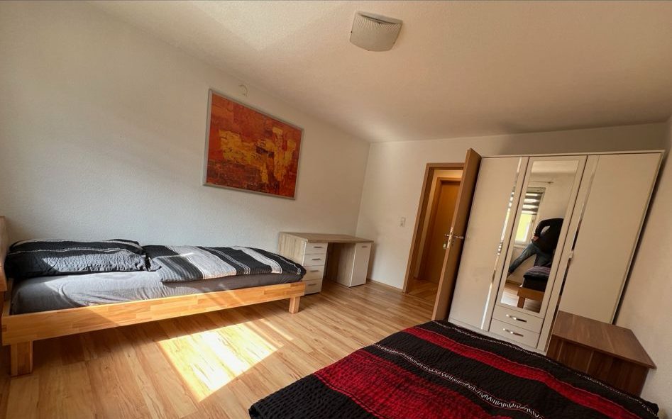 Monteurzimmer Heidenheim Doppelzimmer – möbliert mit zwei Betten, Schrank und Schreibtisch in der Steigstraße