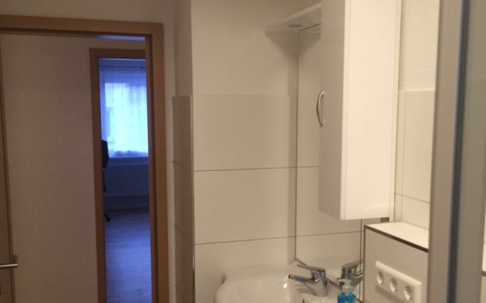 Bad mit Waschbecken und Spiegelschrank im Haus Kastor, Heidenheim