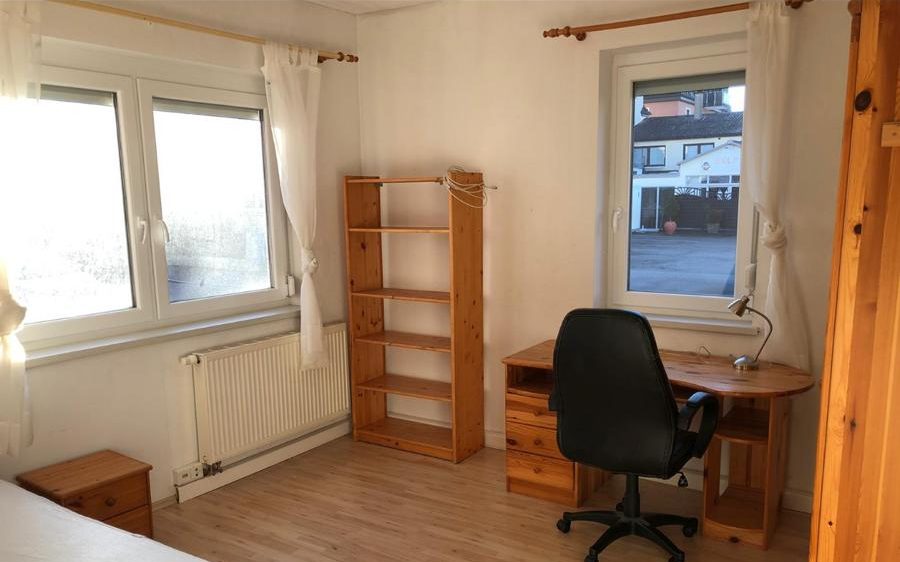 Kastorstraße Zimmer Holzmöbel