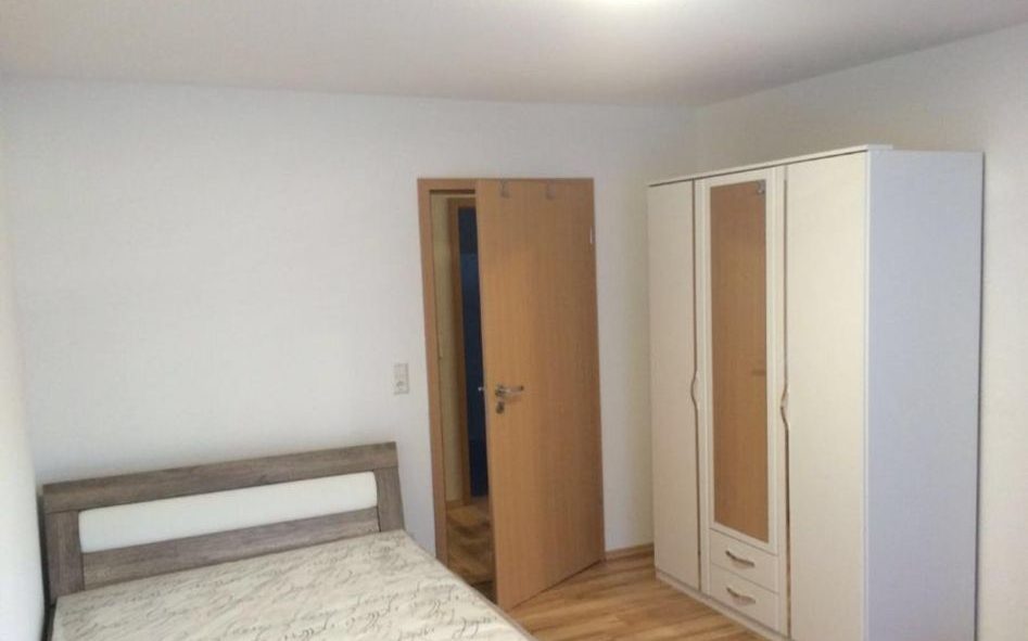 Zimmer mit Bett und Kleiderschrank im Haus Kastor, Heidenheim