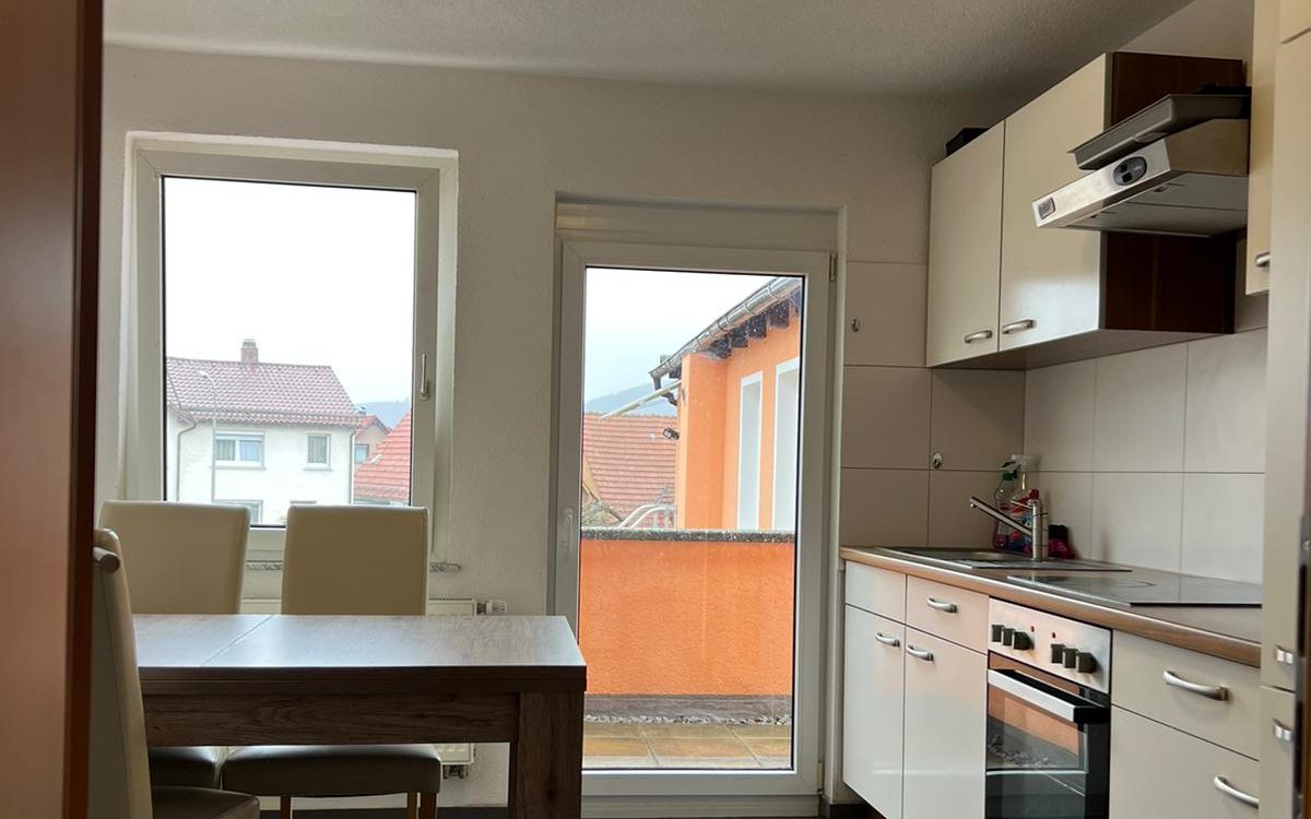 Küche mit Esstisch