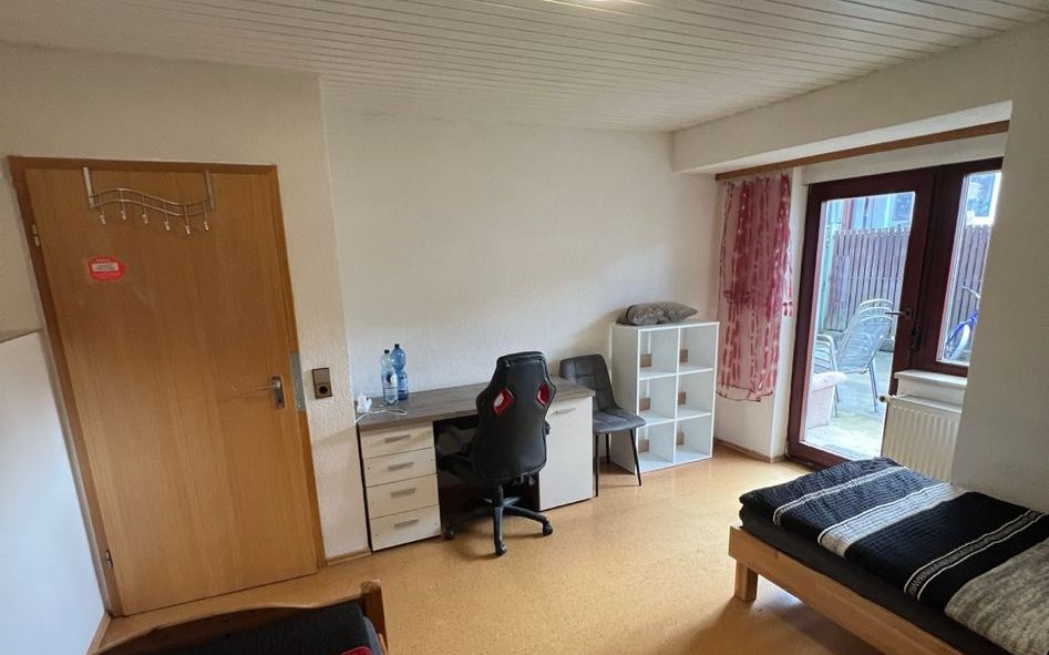 Doppelzimmer mit Schreibtisch