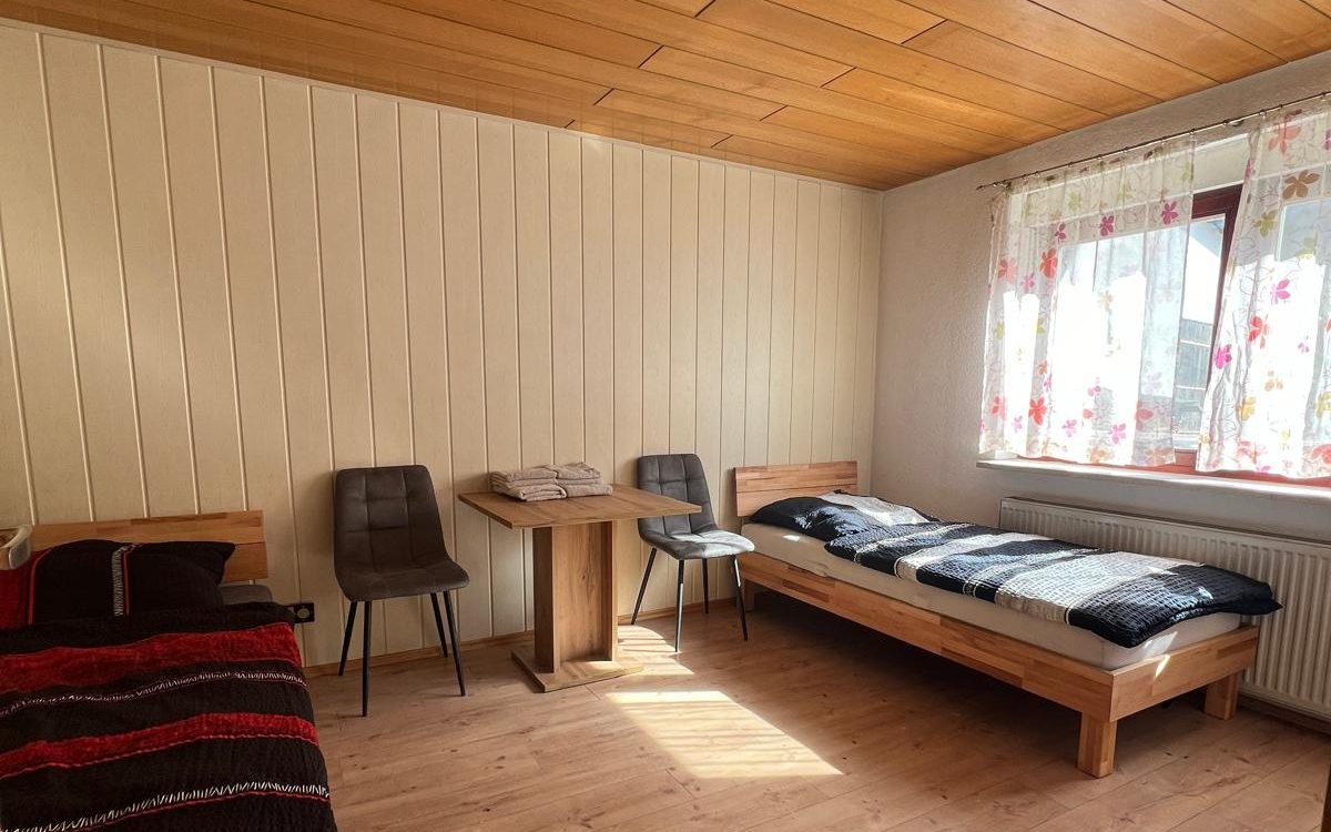 Doppelzimmer mit Holzwand