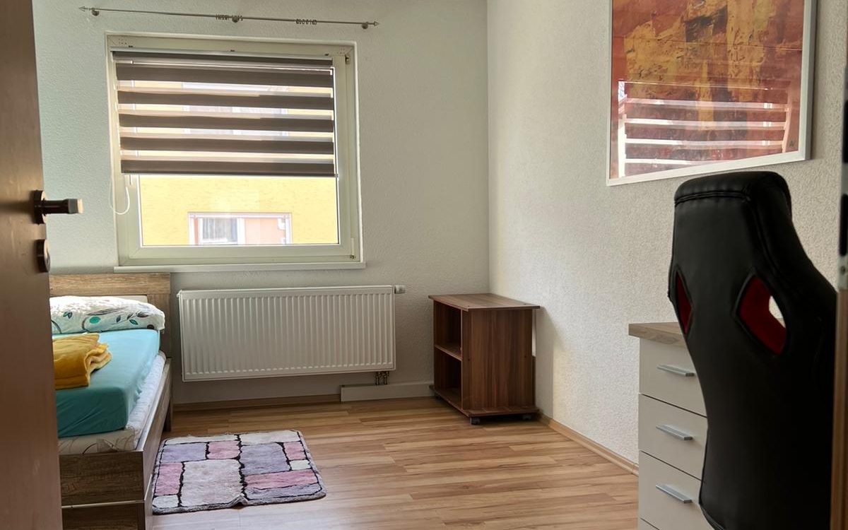 Einzelzimmer mit Schreibtisch